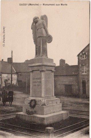 Forestier-Postcard-Ducey - Serres-et-Montguyard War memorial statue in Ducey, Manche: angel atop a stone pedestal with a wreath at its base in a town square setting.