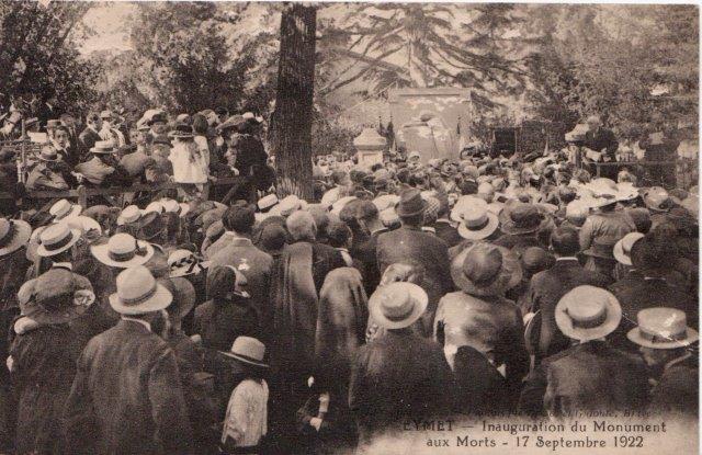 Forestier-Postcard-Eymet3 - Serres-et-Montguyard Black‑and‑white photo of a large crowd in hats outdoors for the 1922 inauguration of the Monument aux Morts (To the Dead).